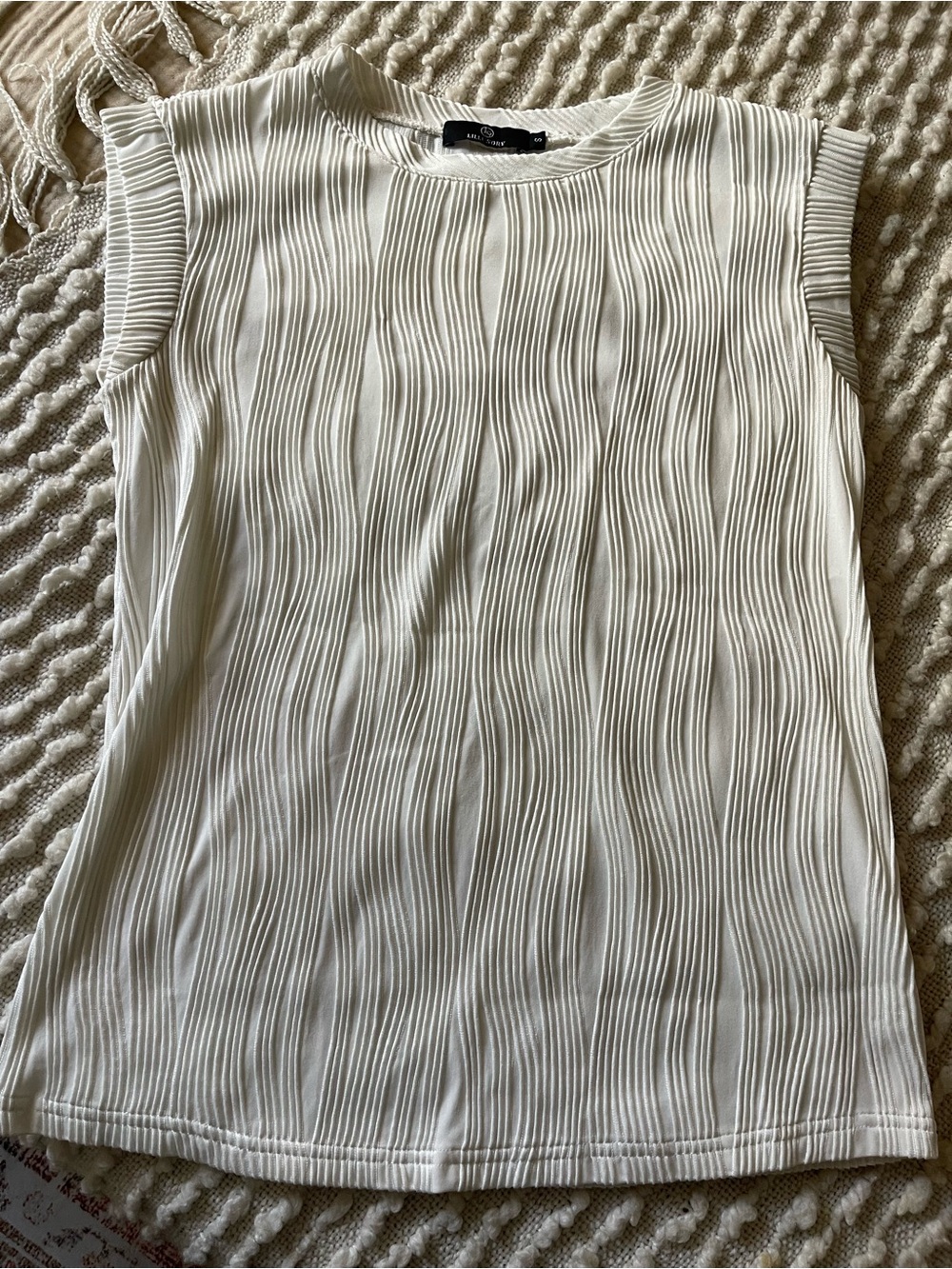Sleeveless Textured Wave-Print Top in Cream